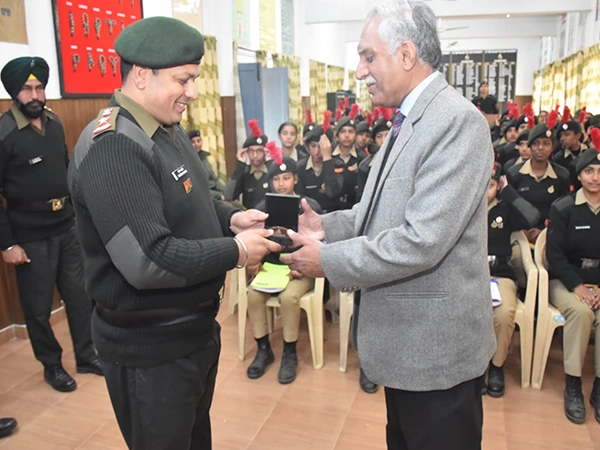 Col-BS-Mavi-Recieve-Token-Of-Gratitude